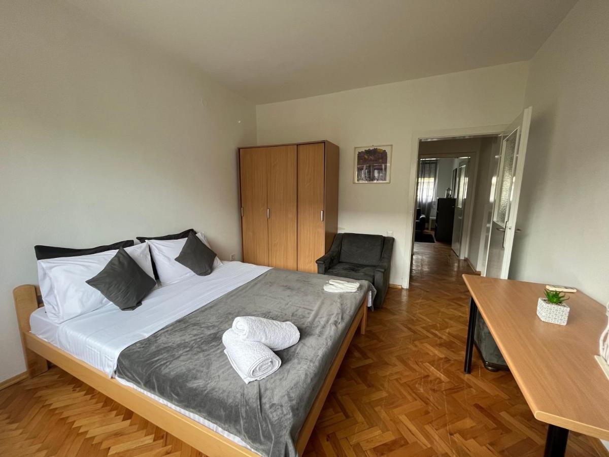 M - Square Private Rooms Skopje Ngoại thất bức ảnh