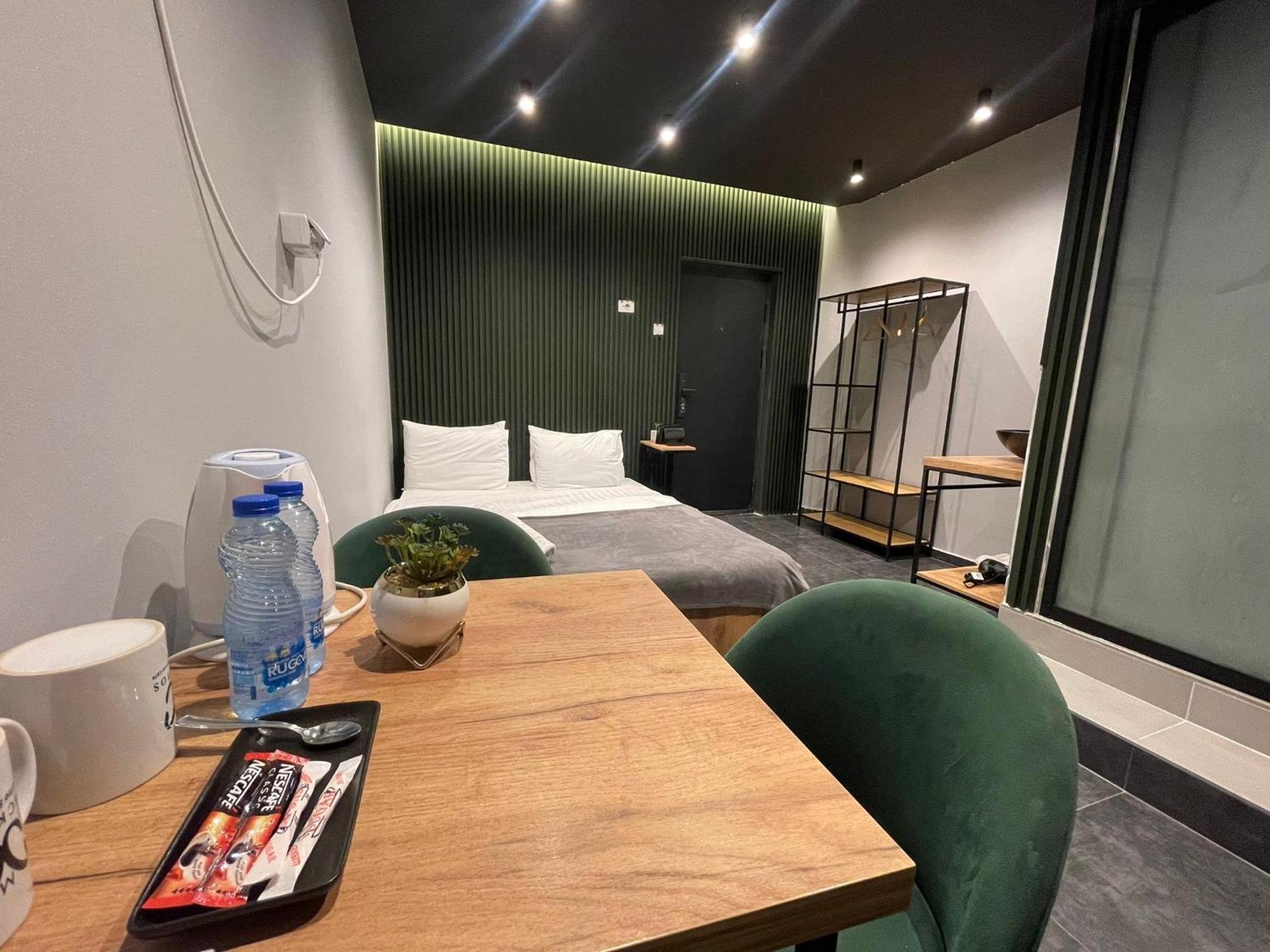 M - Square Private Rooms Skopje Phòng bức ảnh