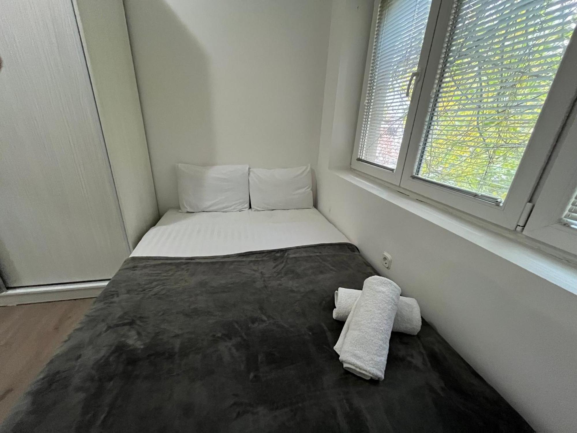 M - Square Private Rooms Skopje Phòng bức ảnh